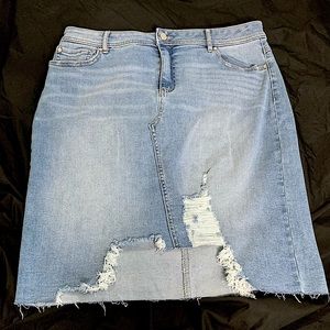 Denim short skirt in great shape never worn bought it but didn’t like it after.